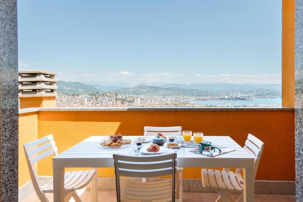 Piccapiana Sea View Attic Flat Apartment ลาสเปเซีย ภายนอก รูปภาพ
